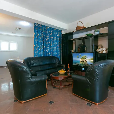 Family Friendly Seaside - Makarska - 6007 דירה *