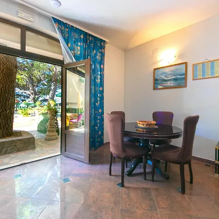 Family Friendly Seaside Brela, Makarska - 6007 布雷拉