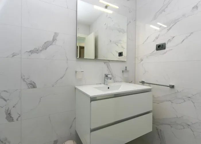Family Friendly Seaside - Makarska - 6007 דירה