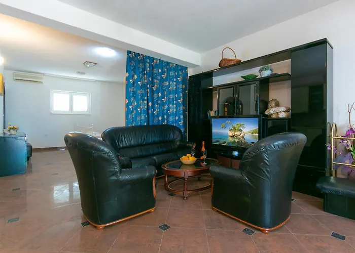 Family Friendly Seaside - Makarska - 6007 דירה *
